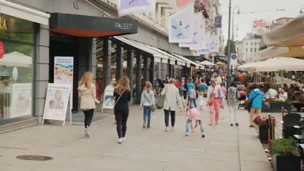 Oslo, Noruega, julio de 2018: La concurrida calle de Oslo no está lejos del palacio real. Muchos cafés callejeros y transeúntes — Vídeo de stock