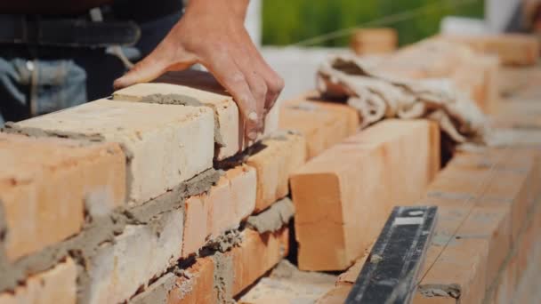 Gros plan en maçonnerie de brique, construction d'une nouvelle maison — Video