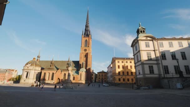 Panorámica de la famosa iglesia con una aguja de metal en Estocolmo - Iglesia Riddarholmen . — Vídeo de stock