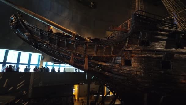 Estocolmo, Suecia, julio de 2018: Velero medieval Vasas en el museo. Un barco increíble que ha sobrevivido hasta nuestros días, levantado desde el fondo del mar — Vídeos de Stock