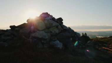 Taş küçük bir höyük dağın yatıyor. Yükselen güneş ışınlarının onun yüzünden Parlatıcı. Trol için geleneksel Norveç ev