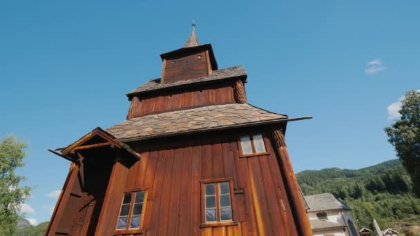 Antica chiesa lignea del XIII secolo nella città di Torpo, Norvegia. Un meraviglioso vecchio edificio perfettamente conservato ai nostri giorni — Video Stock