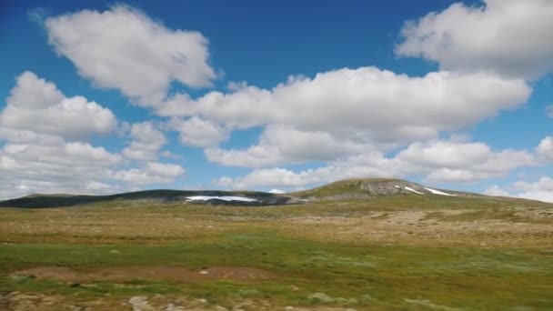 Paisaje del parque nacional Hardangervidda en Noruega. Vista de la ventana del coche fron — Vídeo de stock