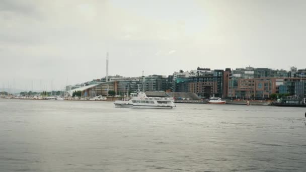Una vista de la ciudad de Oslo con el reconocible edificio del ayuntamiento . — Vídeo de stock