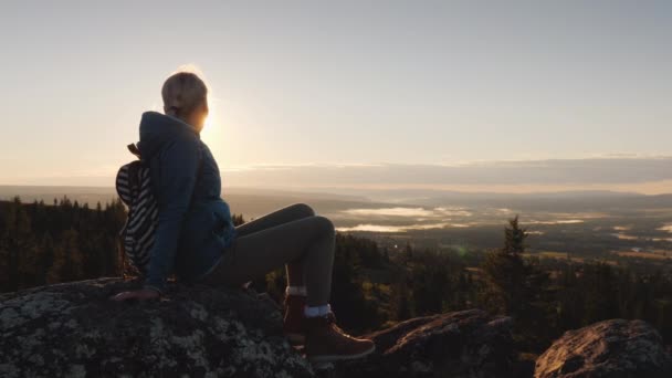 Bir Kadın Bir Kaya Dinlenme Bir Dağın Tepesine Oturur Güzel — Stok video