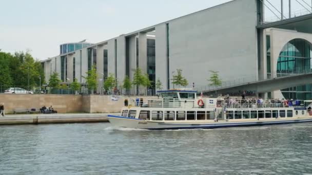 Berlin, Allemagne, mai 2018 : Un bateau de plaisance avec des touristes navigue contre l'architecture moderne de Berlin — Video