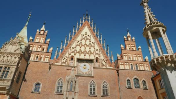 El antiguo edificio del Ayuntamiento de Wroclaw en Polonia. Uno de los principales atractivos de la ciudad — Vídeos de Stock