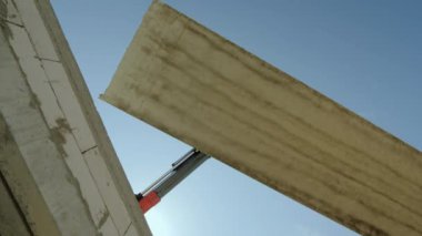 Bir büyük betonarme döşeme Vinç boom üzerinde asılı. Tehlikeli bir meslek kavramları