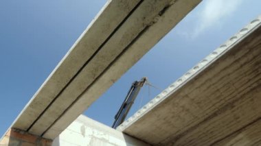 Vinç boom için yerde bir ağır betonarme panel yükler. İnşaat evleri kavramının