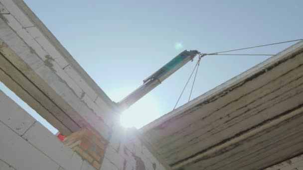 A lança levanta uma laje de concreto armado pesado para instalação na base do piso — Vídeo de Stock