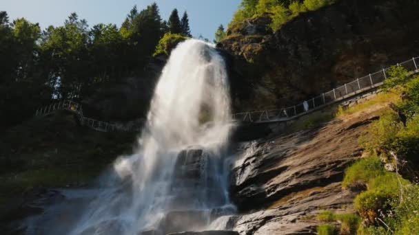 Величний Steinsdalsfossen розташований водоспад 2 кілометрів від міста Nurheimsund, в західній частині Норвегії — стокове відео