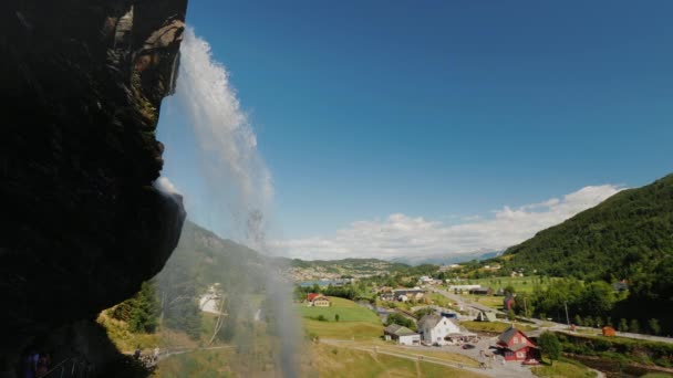 Majestätiska Steinsdalsfossen är ett vattenfall som ligger 2 kilometer från staden av Nurheimsund. I dalen nedanför finns en hawking by — Stockvideo