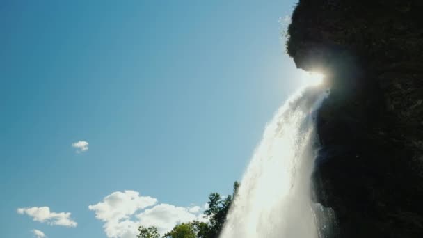 Solen skiner genom Steinsdalsfossens vattenfall i Norge — Stockvideo