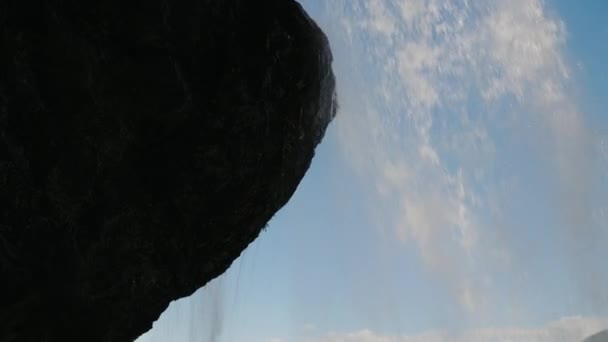 Steinsdalsfossen şelale Norveç'te su akışını yıkar — Stok video