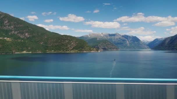 Köprünün Norveç'te doğal fjord ile birlikte gitmek, arabamın penceresinden görüntüleme — Stok video