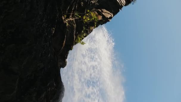 Tok vody štěpí na Steinsdalsfossen waterfall v Norsku — Stock video