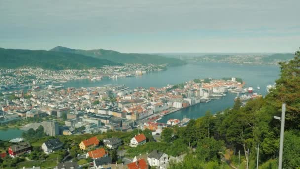 Piękne miasto z Bergen, w Norwegii, widok z nadchodzących wagon pociągu samochodu — Wideo stockowe