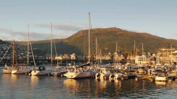 Un certo numero di piccoli yacht sono ormeggiati in un luogo pittoresco sullo sfondo della montagna. La città di Bergen in Norvegia — Video Stock