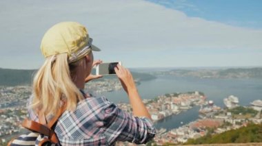 Norveç Bergen şehir güzel bir manzara fotoğrafçılığı kadın. Scandinavia kavramı Turizm