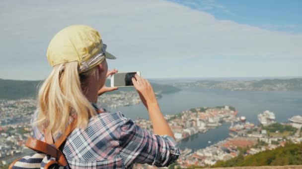 Vrouw fotograferen van een prachtig uitzicht over de stad Bergen in Noorwegen. Toerisme in Scandinavië concept — Stockvideo