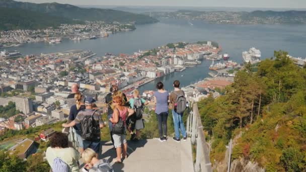 Bergen, Norvegia, Jule 2018: Un gruppo di turisti ammira la splendida vista della città di Bergen in Norvegia, scattare foto. Turismo in Norvegia concetto — Video Stock