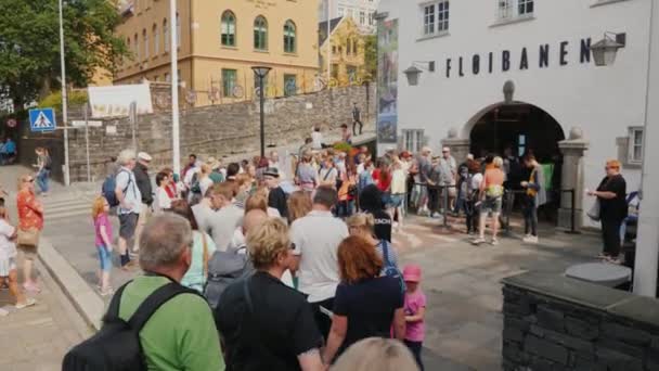 Bergen, Noorwegen, Jule 2018: Toeristen staan in de rij bij de ingang aan de kabeltrein klom naar de observatie dek met een prachtig uitzicht over de stad — Stockvideo