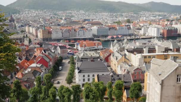 Bergen, Norja, Jule 2018: Näkymä ylhäältä Bergenin kaupunkiin, alla näkyvät vanhojen talojen katot ja kalamarkkinat etäisyydellä — kuvapankkivideo