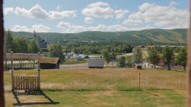 Bellissimo paesaggio norvegese, vista attraverso una vecchia finestra di legno — Video Stock