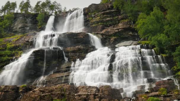 Die majestätische Natur Norwegens - der Wasserfall von twindefossen — Stockvideo