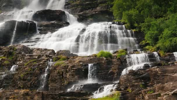 Jatos de água correm pela cachoeira de Twindefossen. A bela natureza da Noruega — Vídeo de Stock