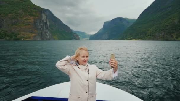 幸せな女は、クルーズ船の鼻に自分の写真を撮る、美しいフィヨルド ノルウェーの帆 — ストック動画