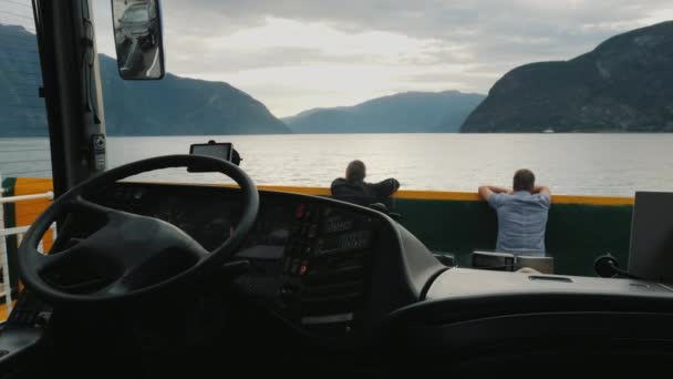 Vista dal bus che galleggia in traghetto attraverso il fiordo. Due piloti si stanno riposando. — Video Stock