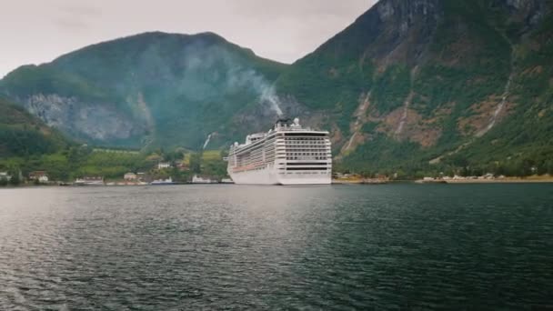 Um enorme transatlântico está atracado ao largo da costa do pitoresco fiorde norueguês — Vídeo de Stock