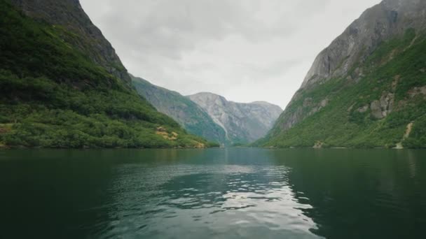 Летите низко над поверхностью воды в живописном фьорде Норвегии. Красивая природа Скандинавии — стоковое видео