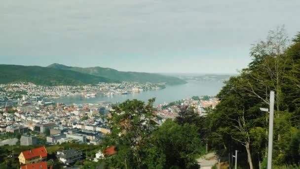 Subir acima da cidade de Bergen de teleférico — Vídeo de Stock