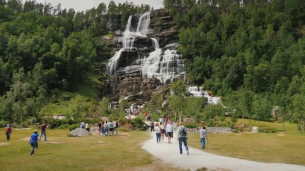 ヴォス、ノルウェー 2018年 7 月: ノルウェーの最も高い滝を歩く観光客のグループ。伝説によると、滝からの水が若返り効果 — ストック動画