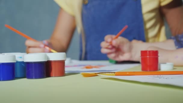 Niños manos con pinceles pintura con acuarelas — Vídeos de Stock
