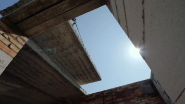 Kat ağır betonarme döşeme montajı. Vinç yere plaka ayarlar