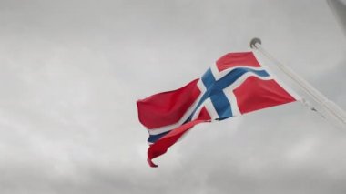 Üzerinde bir fırtınalı gökyüzü çırpınan Norveç bayrağı