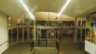 Bergen, Norveç, Jule 2018: Görünüm füniküler tünelin toprağın altına geçer. Araba kadar gider