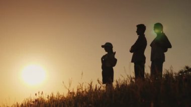 Çocuk ile anne gün batımını hayran. Çocuk kavramı ile yürüyüş