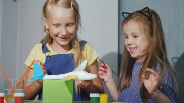 Kinder haben gemeinsam Spaß, malen ein Modell des Flugzeugs, lachen. Lernspiele für Kinder — Stockvideo