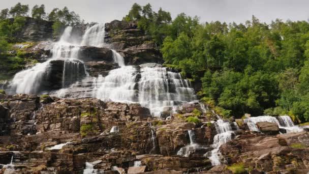 Der gestufte Wasserfall des twindorfensen ist Norwegens höchster Wasserfall -152m — Stockvideo