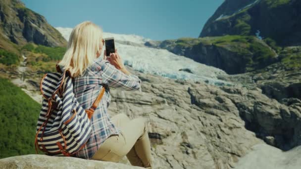Turista mujer tomando fotos del glaciar. Viajar en Noruega concepto — Vídeo de stock