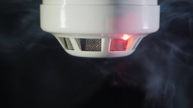 Duman dedektörü dum bir damlama tarafından tetiklenir, kırmızı göstergesi yanar.