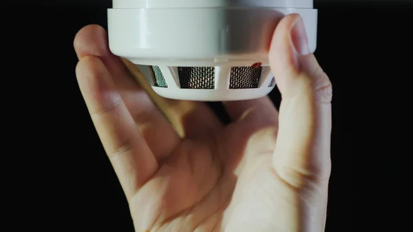 Adam bir algılayıcı yangın koruma sistemi yükler