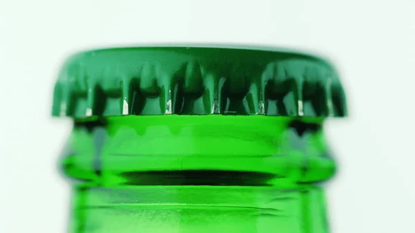 Macro vidéo de bouteille de bière verte, couverture en métal. — Photo