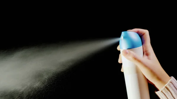 Hand with an aerosol can. Spray spray on a black background — Stock Photo, Image