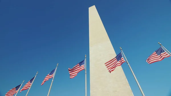 Washington-Denkmal im Hintergrund eines strahlend blauen Himmels — Stockfoto