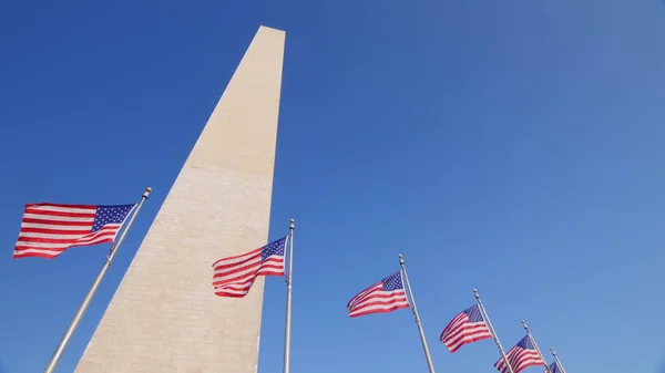 Washingtonův Monument v pozadí jasné modré oblohy — Stock fotografie